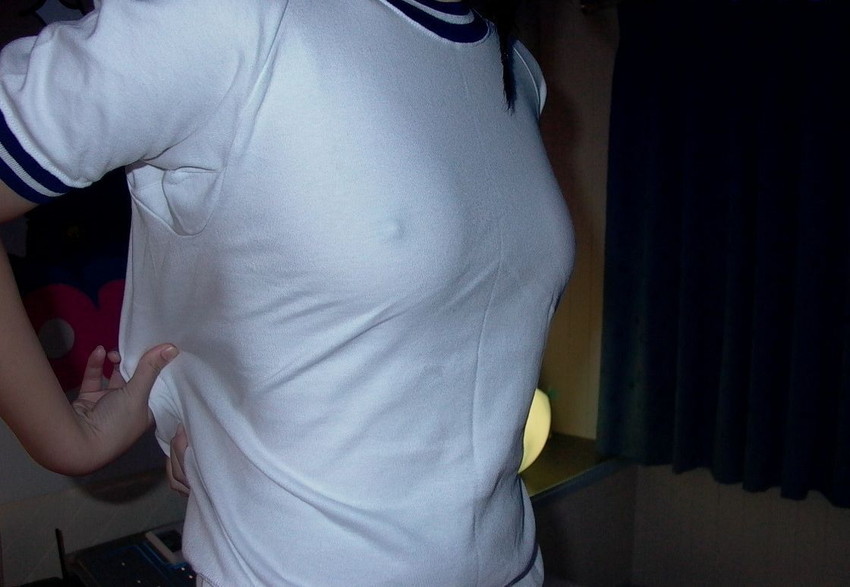 【透け乳首エロ画像】ノーブラって素晴らしい！着衣越しに乳首がハッキリと！ｗ 41