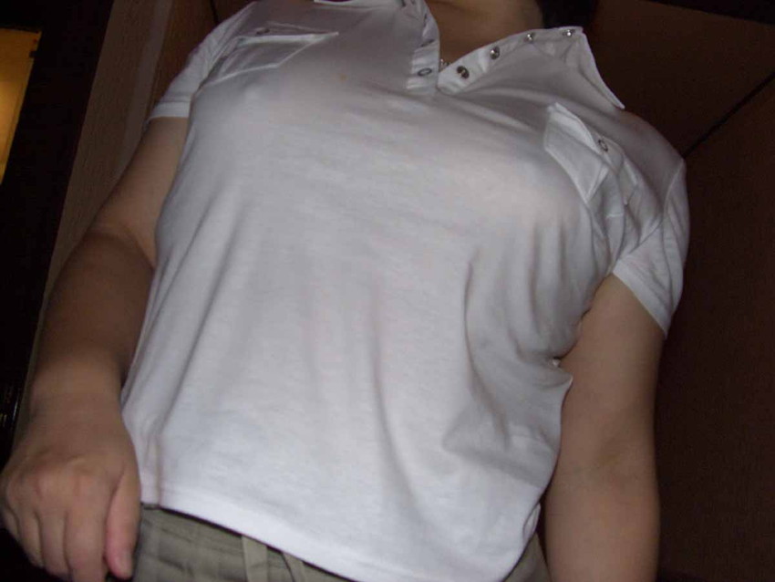 【透け乳首エロ画像】ノーブラって素晴らしい！着衣越しに乳首がハッキリと！ｗ 43
