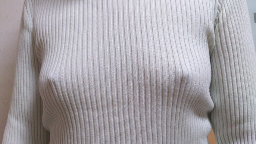 【透け乳首エロ画像】ノーブラって素晴らしい！着衣越しに乳首がハッキリと！ｗ 46