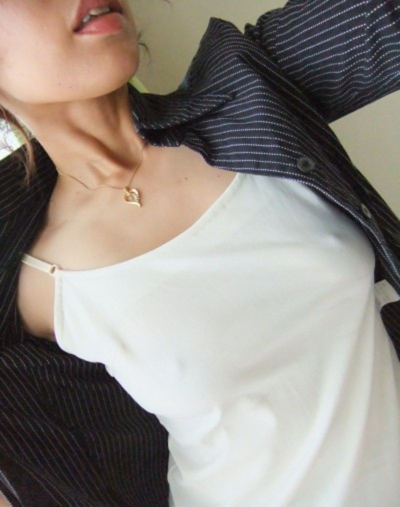 【透け乳首エロ画像】ノーブラって素晴らしい！着衣越しに乳首がハッキリと！ｗ 48