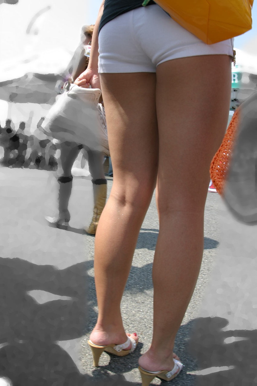 【ホットパンツエロ画像】どうしたって熱い視線で見てしまう街行く女の子達のホットパンツ！ 49