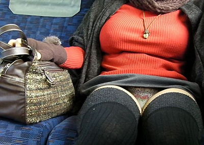 【盗撮エロ画像】電車で対面に座ったミニスカ女子のパンティー盗撮したった！