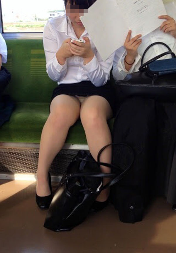 【盗撮エロ画像】電車で対面に座ったミニスカ女子のパンティー盗撮したった！ 02