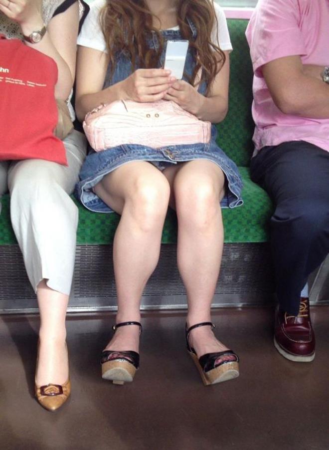 【盗撮エロ画像】電車で対面に座ったミニスカ女子のパンティー盗撮したった！ 35