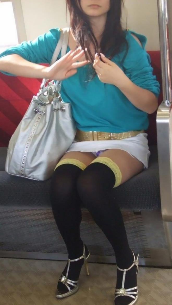 【盗撮エロ画像】電車で対面に座ったミニスカ女子のパンティー盗撮したった！ 39