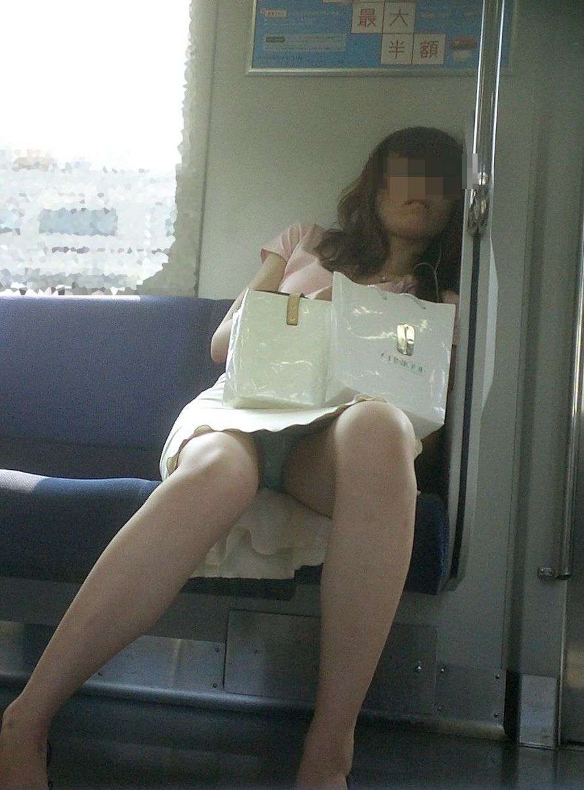 【盗撮エロ画像】電車で対面に座ったミニスカ女子のパンティー盗撮したった！ 45