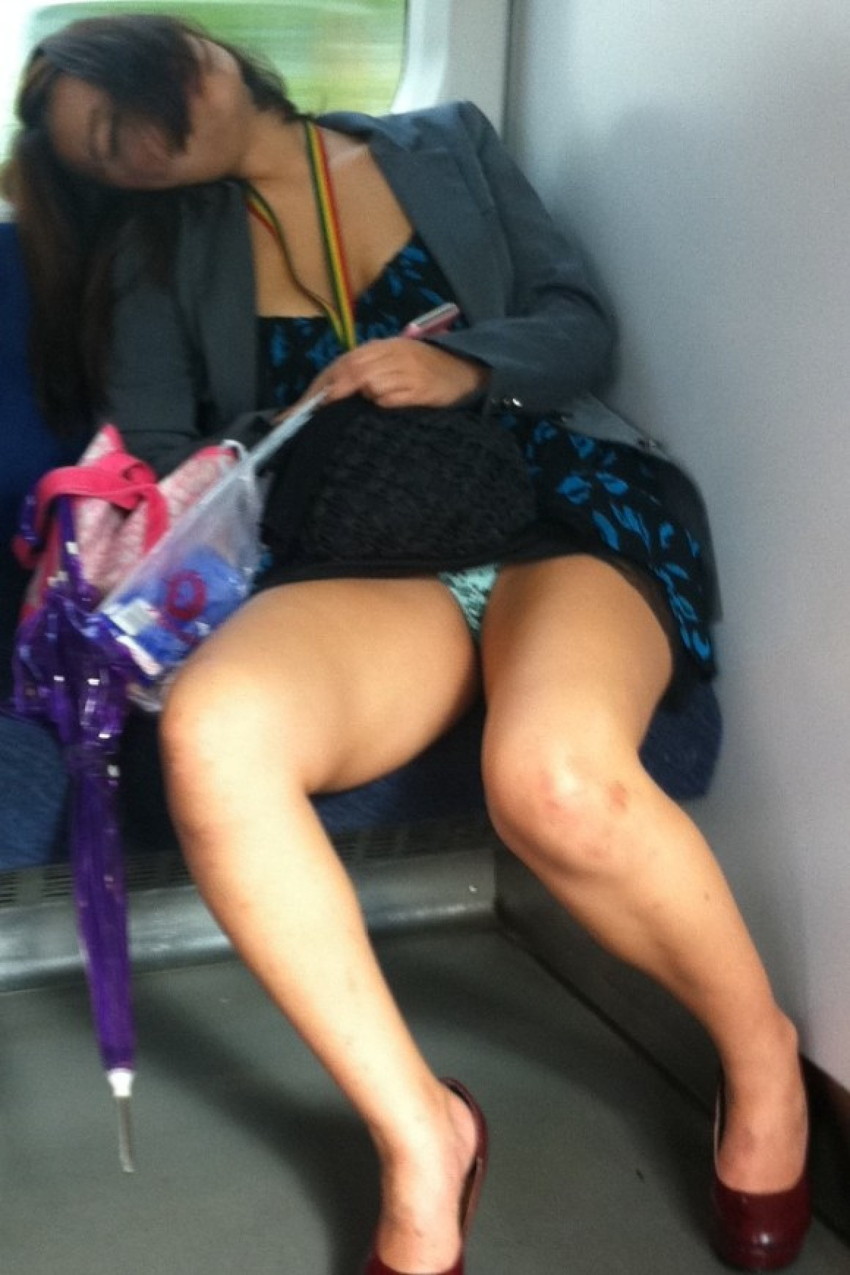 【パンチラエロ画像】電車内で対面に座った女の子のスカートの中身…