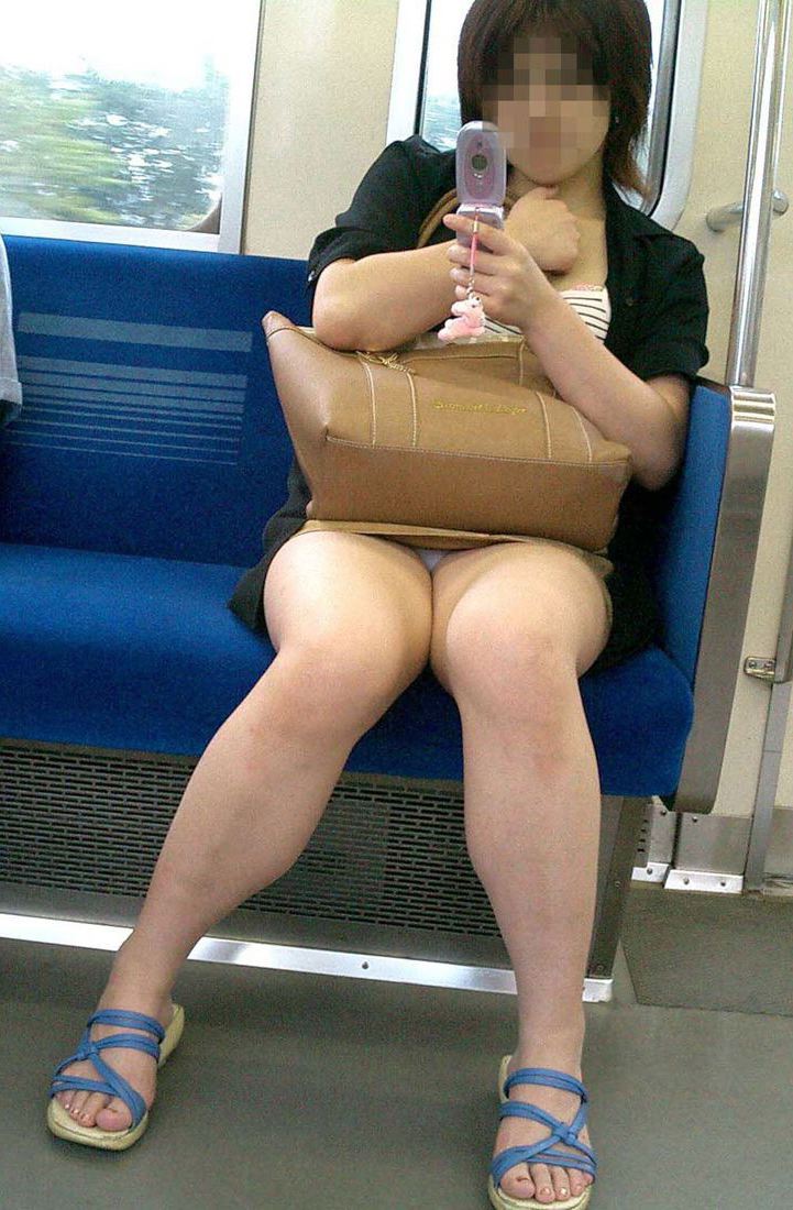 【パンチラエロ画像】電車内で対面に座った女の子のスカートの中身… 03