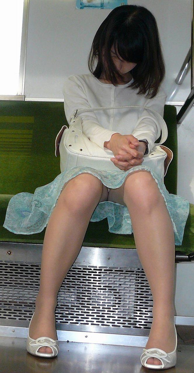 【パンチラエロ画像】電車内で対面に座った女の子のスカートの中身… 08
