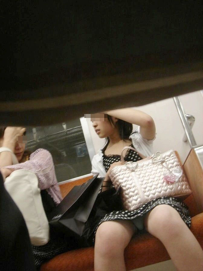 【パンチラエロ画像】電車内で対面に座った女の子のスカートの中身… 11