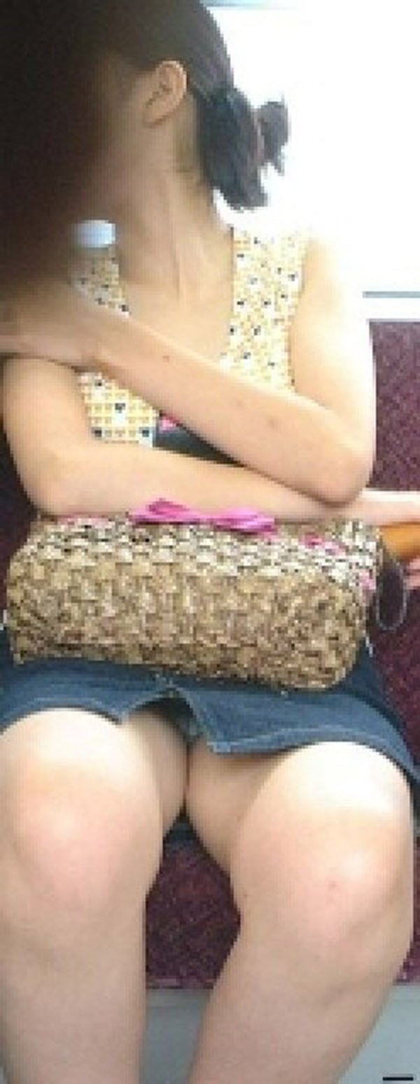 【パンチラエロ画像】電車内で対面に座った女の子のスカートの中身… 16