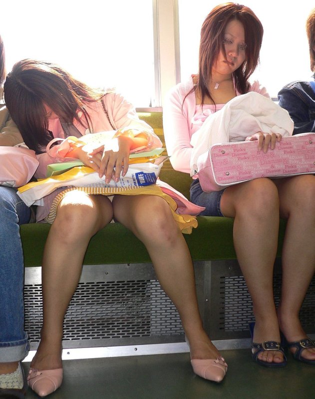 【パンチラエロ画像】電車内で対面に座った女の子のスカートの中身… 25
