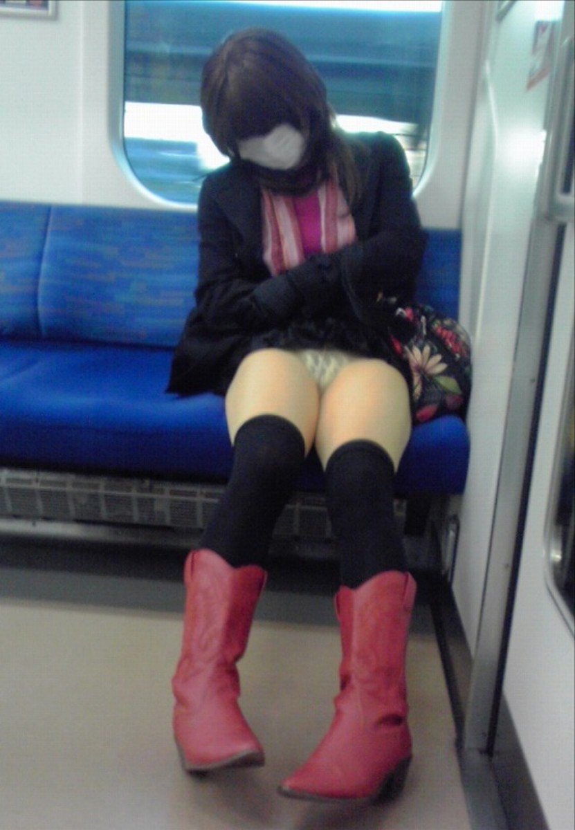 【パンチラエロ画像】電車内で対面に座った女の子のスカートの中身… 29