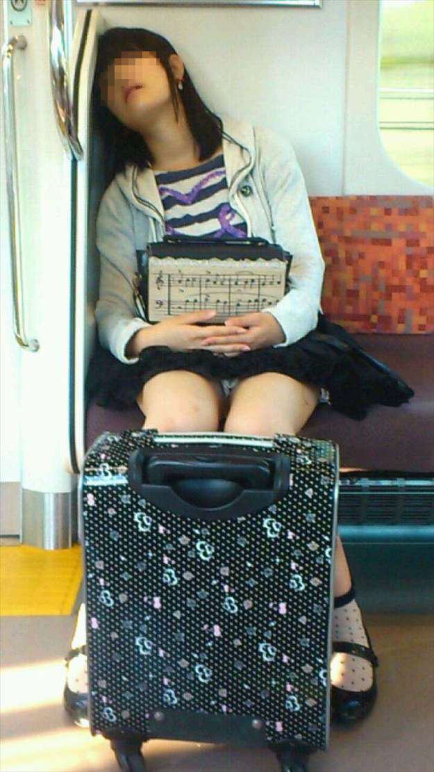 【パンチラエロ画像】電車内で対面に座った女の子のスカートの中身… 34
