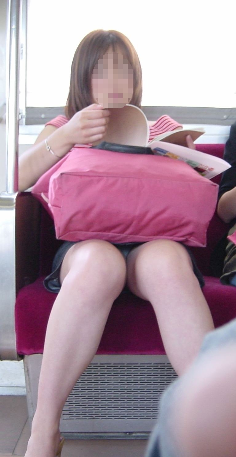 【パンチラエロ画像】電車内で対面に座った女の子のスカートの中身… 37