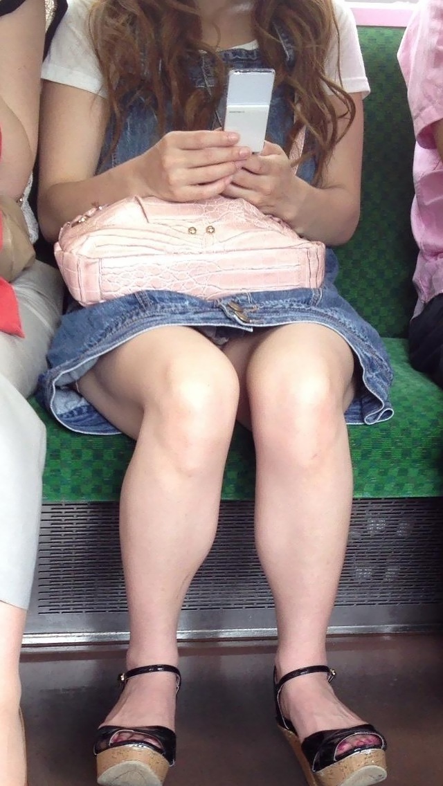 【パンチラエロ画像】電車内で対面に座った女の子のスカートの中身… 45
