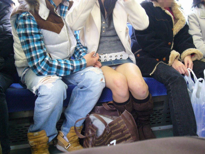 【パンチラエロ画像】電車内で対面に座った女の子のスカートの中身… 48