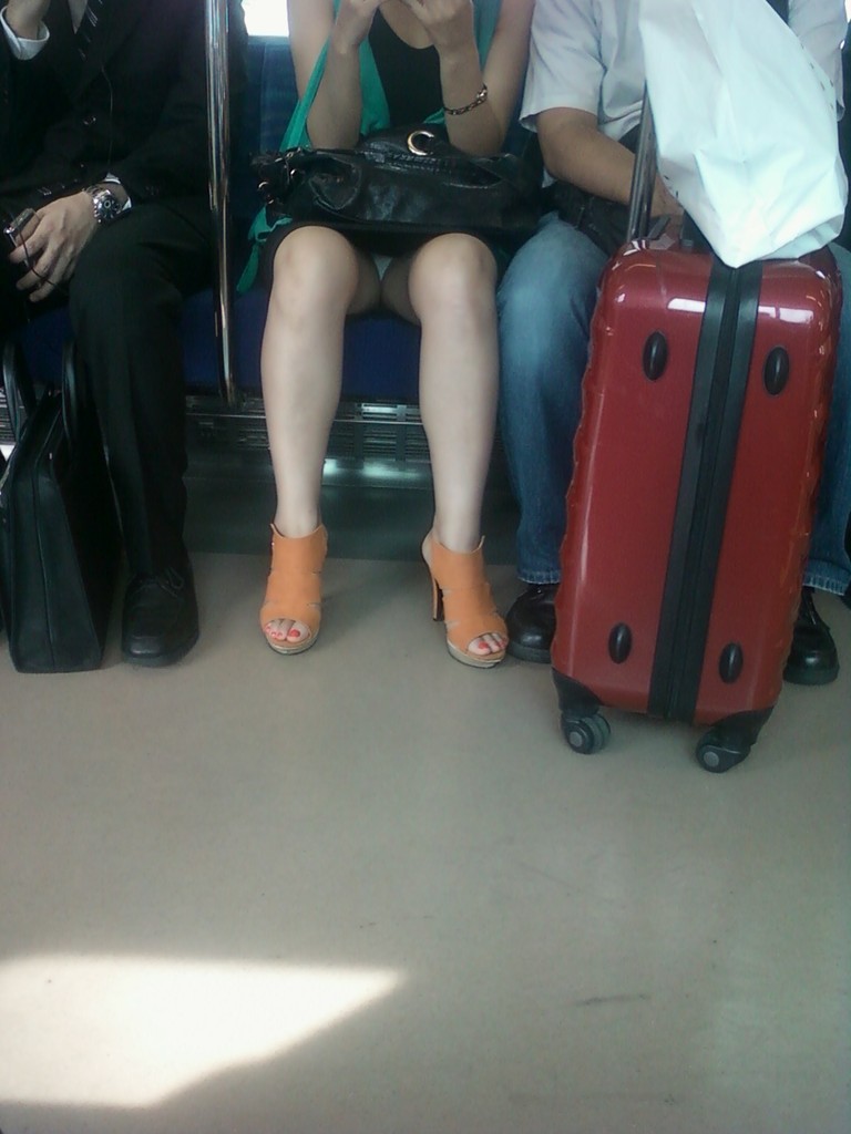 【パンチラエロ画像】電車内で対面に座った女の子のスカートの中身… 49