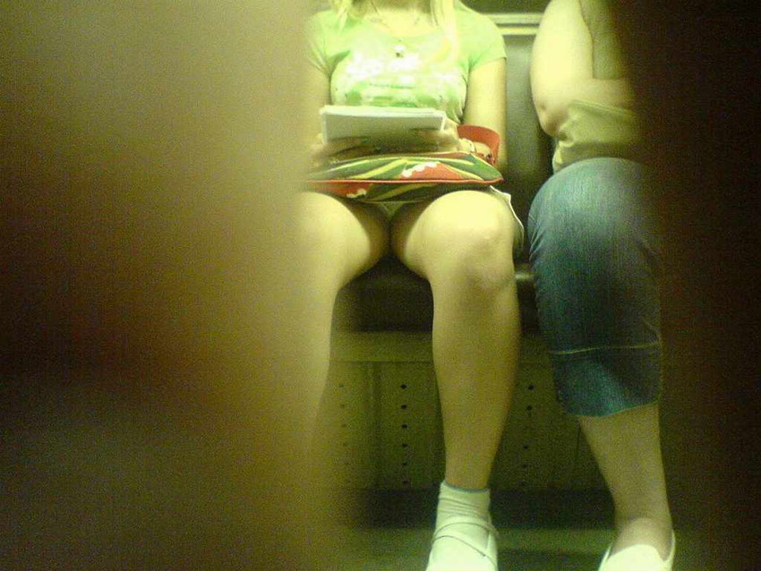 【盗撮パンチラエロ画像】対面の席に座ったスカート姿の女の子の股間が気になる件。 18