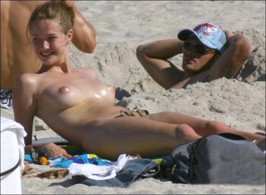 【ヌーディストビーチエロ画像】エロすぎる！まるで裸祭りのヌーディストビーチ 51