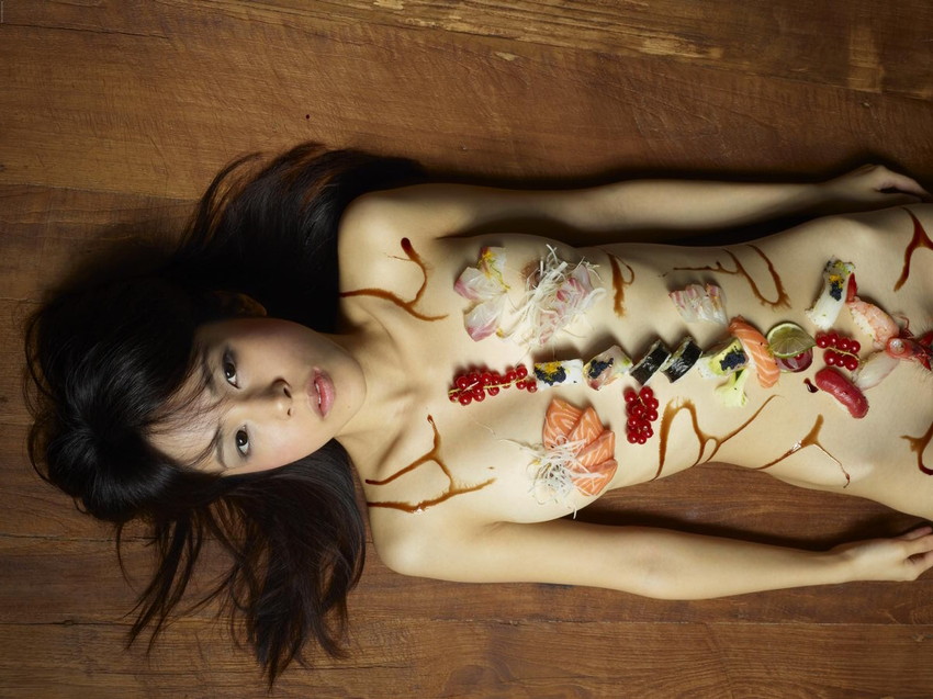 【女体盛りエロ画像】裸体に食物を乗せた美女の姿が色々な意味で美味そうｗ（53枚） 15