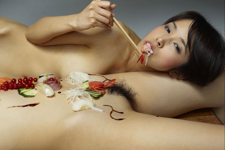 【女体盛りエロ画像】裸体に食物を乗せた美女の姿が色々な意味で美味そうｗ（53枚） 22
