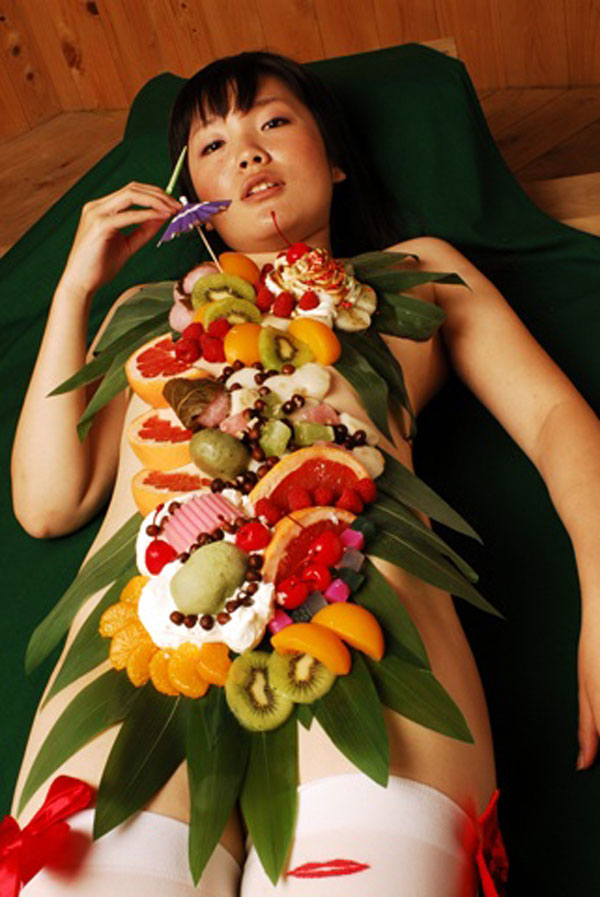 【女体盛りエロ画像】裸体に食物を乗せた美女の姿が色々な意味で美味そうｗ（53枚） 31