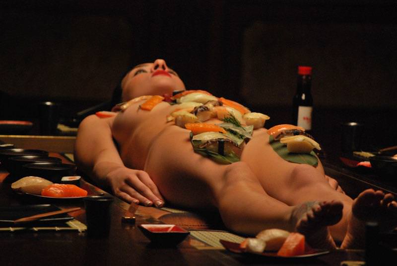 【女体盛りエロ画像】裸体に食物を乗せた美女の姿が色々な意味で美味そうｗ（53枚） 34