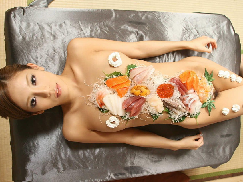 【女体盛りエロ画像】裸体に食物を乗せた美女の姿が色々な意味で美味そうｗ（53枚） 40