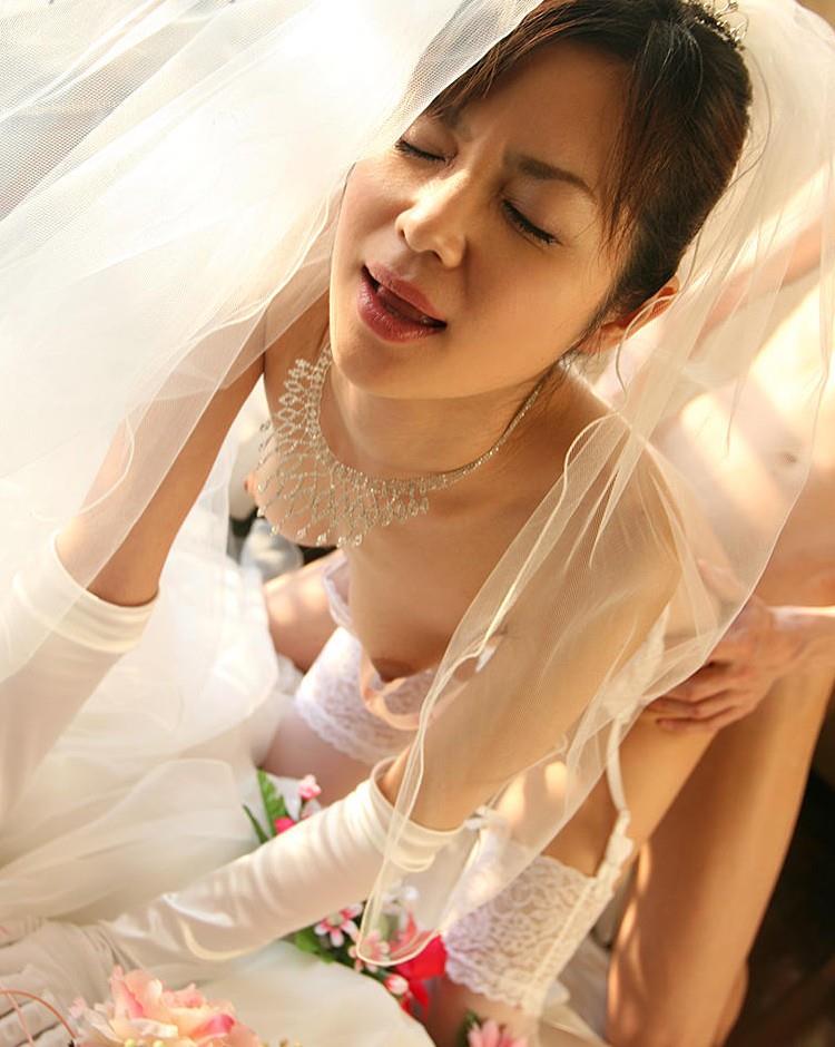 【花嫁エロ画像】美女の乱れたウェディングドレス姿が激エロｗ（53枚） 14