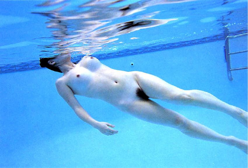 【露出エロ画像】＊みずのなかにいる＊水中の艶めかしい女体がメチャシコｗ（50枚） 12