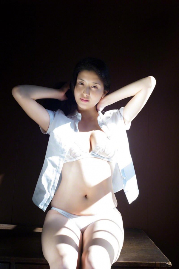 【グラビアエロ画像】愛人顔で有名な橋本マナミの成熟したセクシーグラビア！下乳が柔らかそうです！ 39