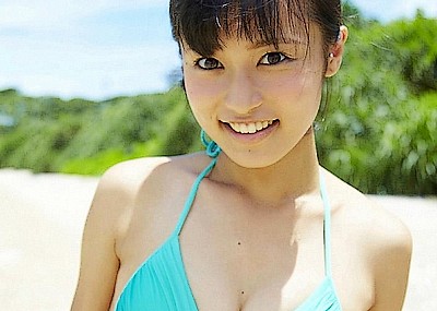 【グラビアエロ画像】小島瑠璃子のセクシーグラビア！童顔なのにこの成熟した身体！