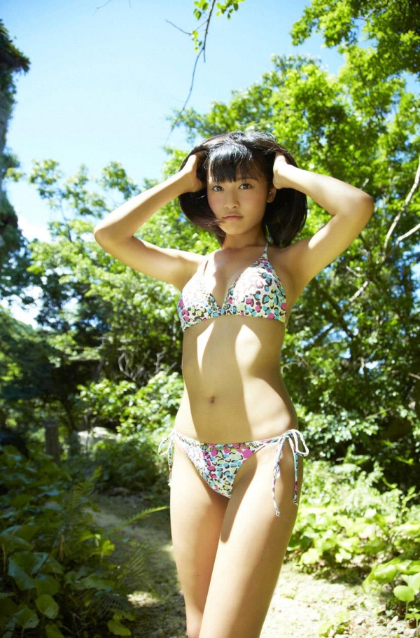 【グラビアエロ画像】小島瑠璃子のセクシーグラビア！童顔なのにこの成熟した身体！ 13