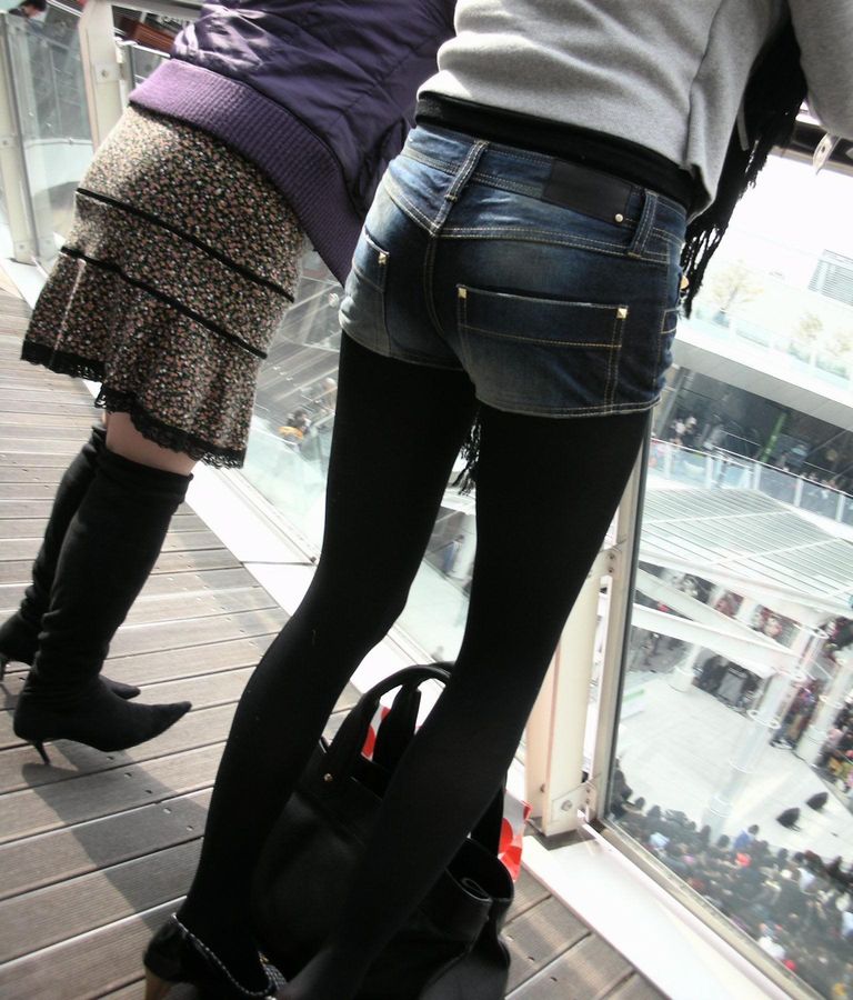 【黒タイツエロ画像】素人女性の黒タイツ姿がめちゃシコれるｗ街中や電車でこっそり盗撮しちゃいましたｗ
