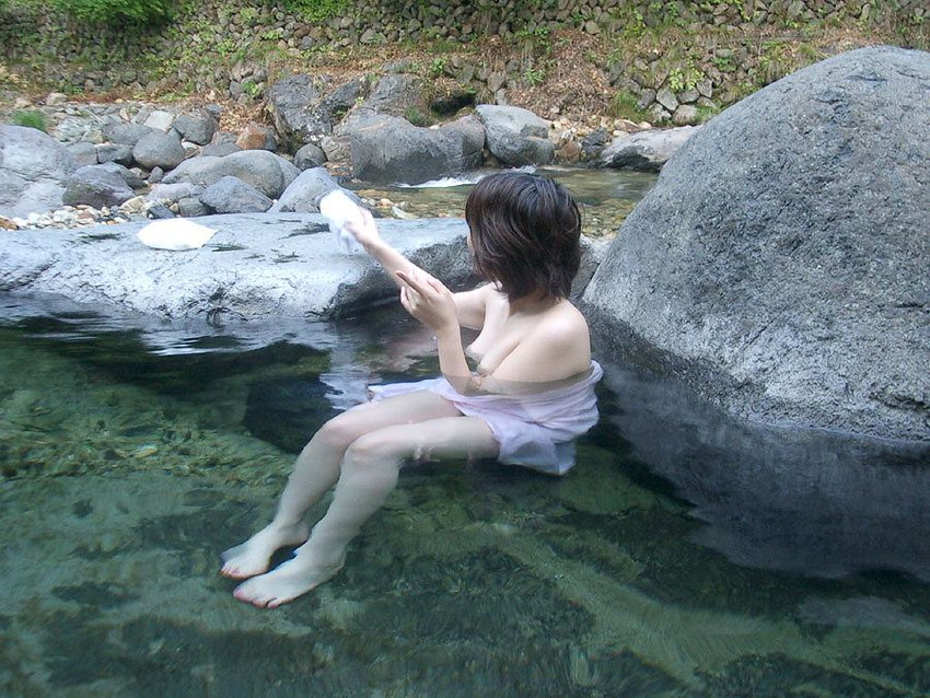 【女風呂エロ画像】素人女性が露天風呂などに入って寛いでいる姿がエロ過ぎて勃起不可避ｗｗｗｗ 04
