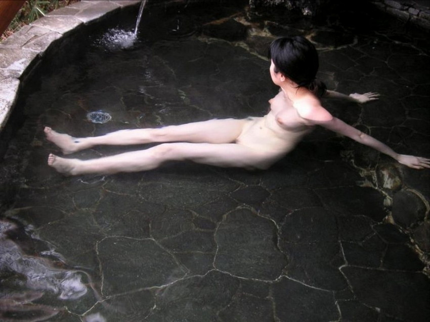 【女風呂エロ画像】素人女性が露天風呂などに入って寛いでいる姿がエロ過ぎて勃起不可避ｗｗｗｗ 10