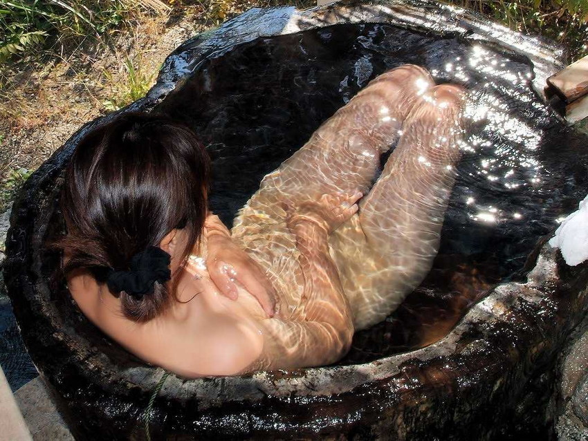 【女風呂エロ画像】素人女性が露天風呂などに入って寛いでいる姿がエロ過ぎて勃起不可避ｗｗｗｗ 16