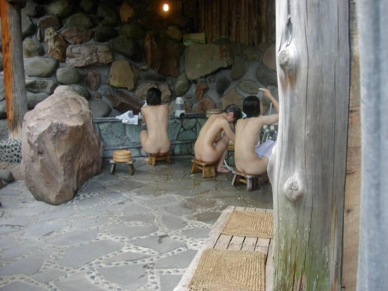 【女風呂エロ画像】素人女性が露天風呂などに入って寛いでいる姿がエロ過ぎて勃起不可避ｗｗｗｗ 44