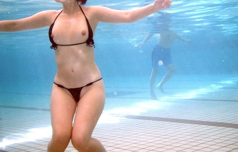 【水着ハプニングエロ画像】素人女性のおっぱいがポロリ,マン毛はみ出し、水着スケスケ盗撮画像ｗｗｗ 36