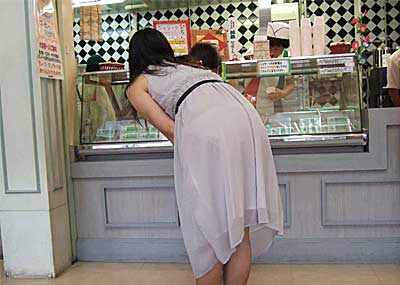 【透けパンツエロ画像】透けパン最高！スカートやズボンから透けるパンティー。オカズとしてお世話になっていますが、この透け具合女性陣は意識してんすか？