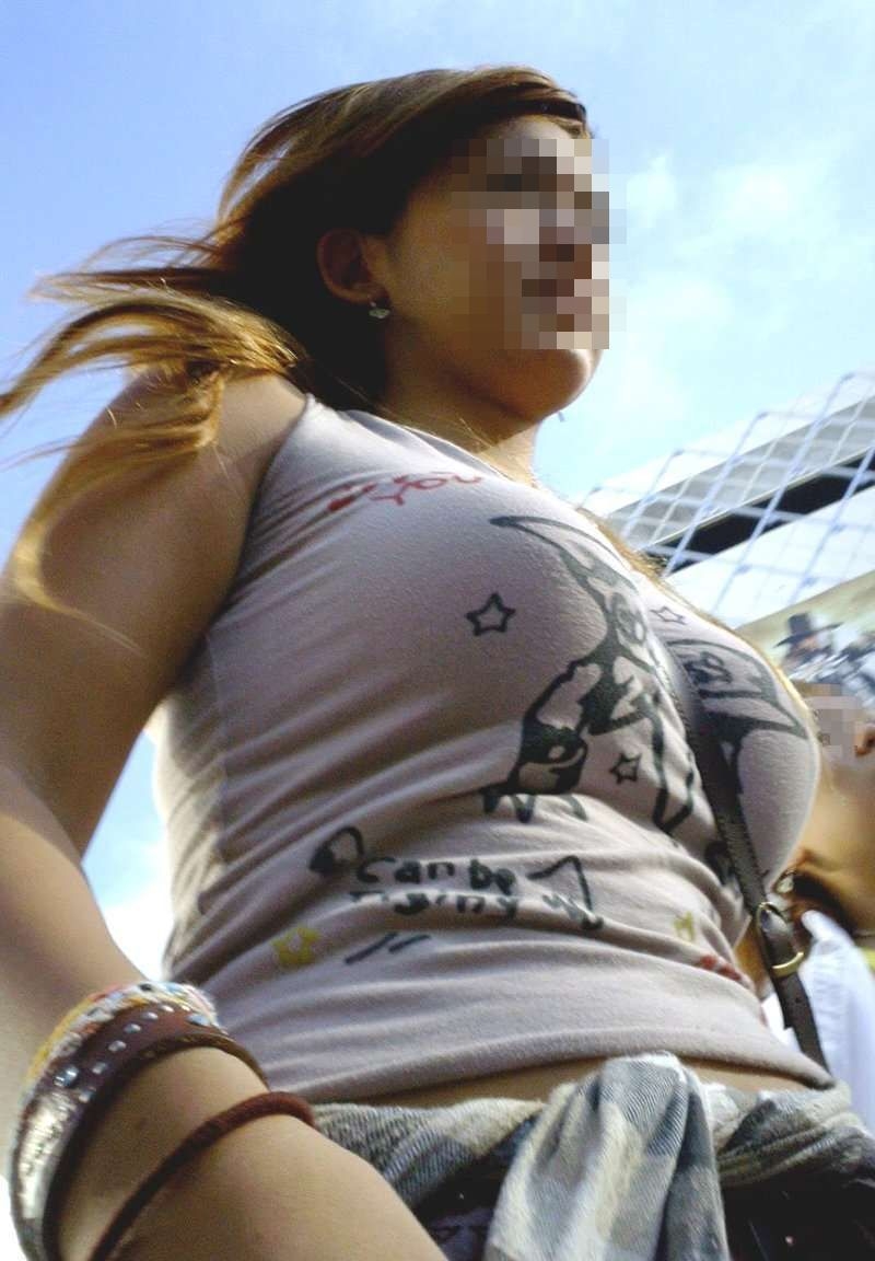 【パイスラッシュエロ画像】カバンをたすき掛けしてる女性のおっぱいエロすぎ！安全とエロのためにぜひカバンはたすき掛けをしましょう！ 26