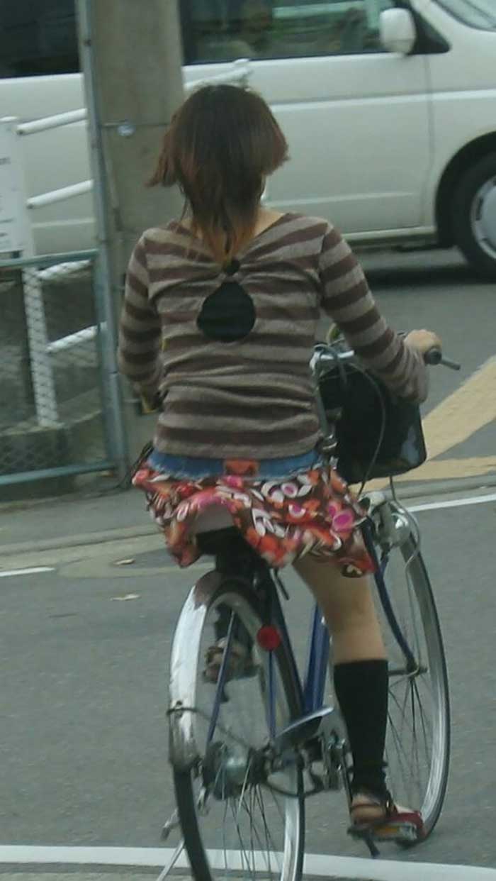 【自転車パンチラエロ画像】一日の始まりや終わりをを華やかにしてくれる自転車パンチラ！前も後もばっちり見えちゃった画像集めました。 29