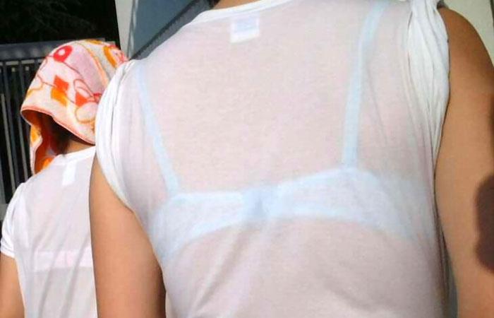【Tシャツ透けエロ画像】ブラだ水着だ乳首だ！透けるTシャツおエロさは最高です。海や街で見つけた透っけ透けのエロ画像50選！ 46