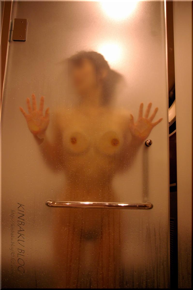 【おっぱいエロ画像】ガラスに押し付けたおっぱいが異常なほどエロい！ひんやりエロいつぶれ乳首やおっぱいの画像を集めてみました。 22