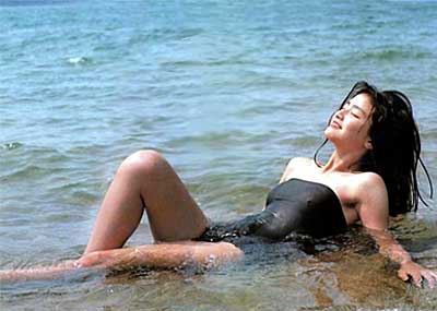 【80sグラビアエロ画像】昭和のアイドルグラビアの水着って布薄すぎませんかww?乳首わかっちゃうのがデフォルトかと思わせる画像集