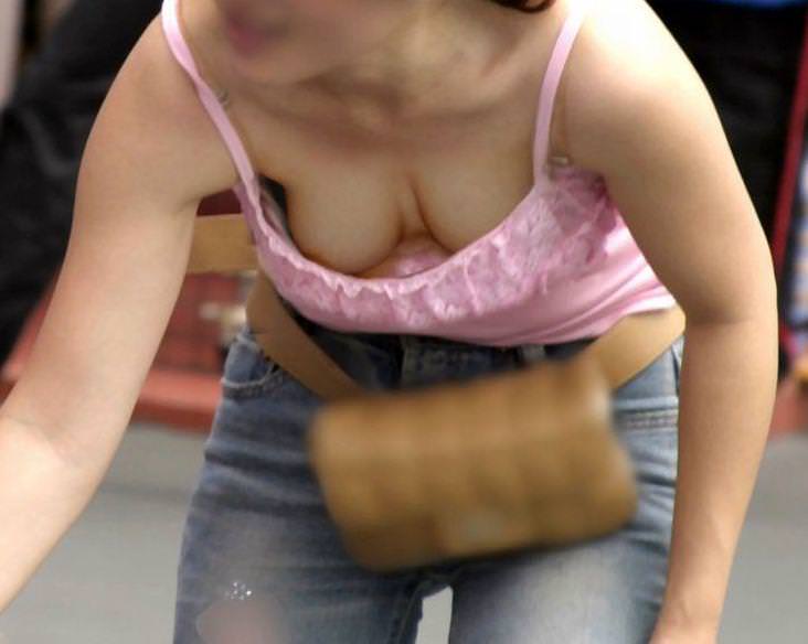 【乳首エロ画像】街角で見かけてしまった胸チラ！しかも乳首が完全に見えているハプニング画像のみ集めました！素人乳首に吸い付きたいww！ 09