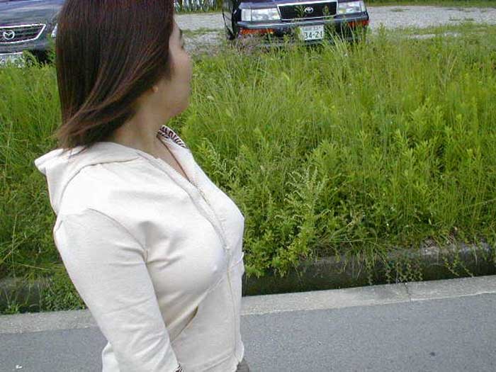 【ノーブラエロ画像】日本でも近年増えてきたぁ！街中でノーブラで乳首ぽっちんしちゃってたり胸チラして乳首まで出ちゃってる画像を集めました 15